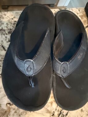 OluKai Men’s Black Flip-Flop Sandals